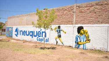 Dos días le llevó al artista Pedro Martínez completar la obra de Maradona en Neuquén. Foto: Gentileza Subsecretaría de Espacios Verdes