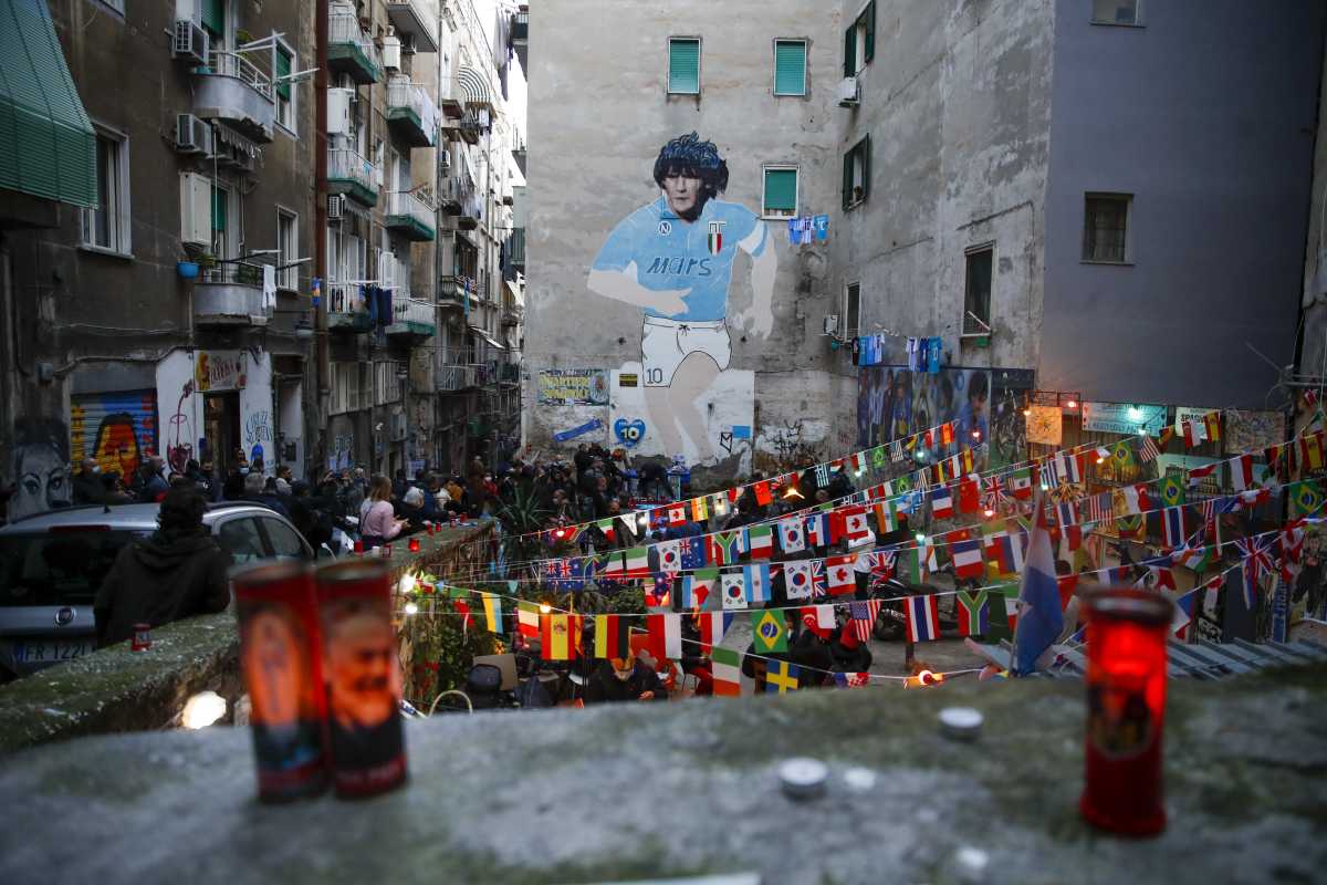 Velas encendidas en honor a Diego Maradona. Foto: AP