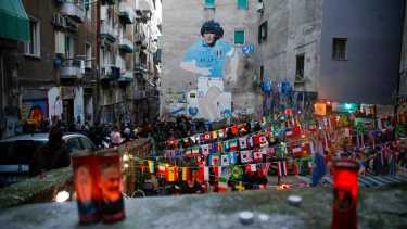 Velas encendidas en honor a Diego Maradona. Foto: AP