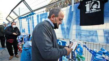 El homenaje de los napolitanos a su máximo ídolo Diego Maradona. Foto: AP.