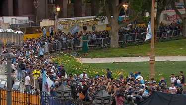 Las filas que amenazan ser interminables para despedir a Diego.