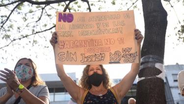 Las pancartas de los manifestantes mostraban el descontento con el gobierno.