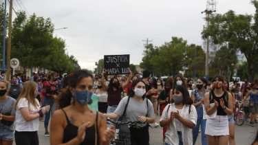La columna recorrió la sede de la Comisaría Tercera y luego se trasladó hasta el edificio del Poder Judicial. (foto: Juan Thomes)