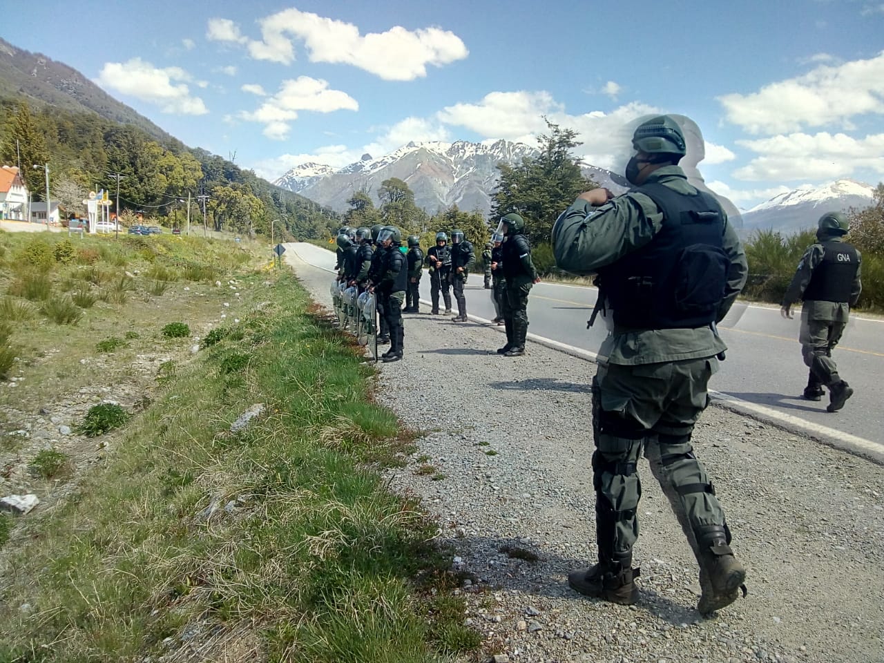 Los gendarmes en un punto de la ruta al norte de la ocupación mapuche.