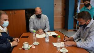 Firman convenio para el mantenimiento del Memorial Malvinas de El Cóndor