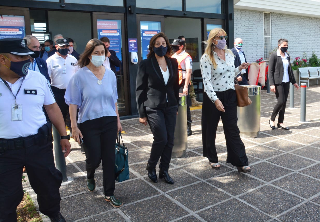 Carreras recibió a las funcionarias nacionales en el aeropuerto Castello. Foto: Marcelo Ochoa.