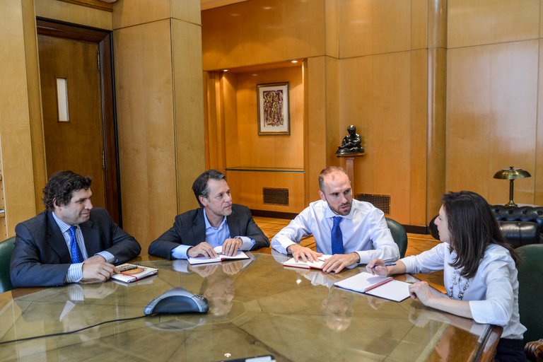 La anterior visita de los enviados del FMI, en una reunión con el ministro Guzmán.