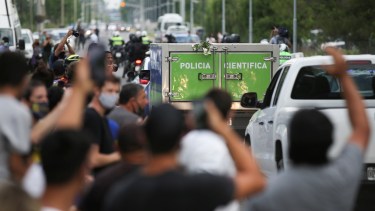 Una multitud se acercó a la morgue del hospital San Fernando.