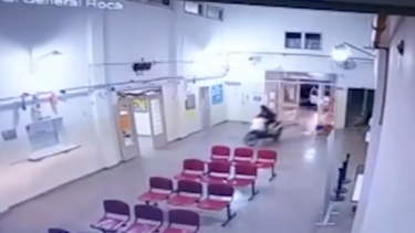El sujeto de 28 años entró en una moto al hospital de Roca cuando intentaba escapar de la policía. (foto: archivo)