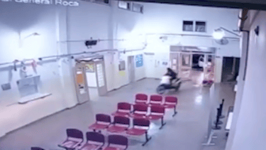Video: escapaba de la policía y entró a bordo de una moto al hospital de Roca