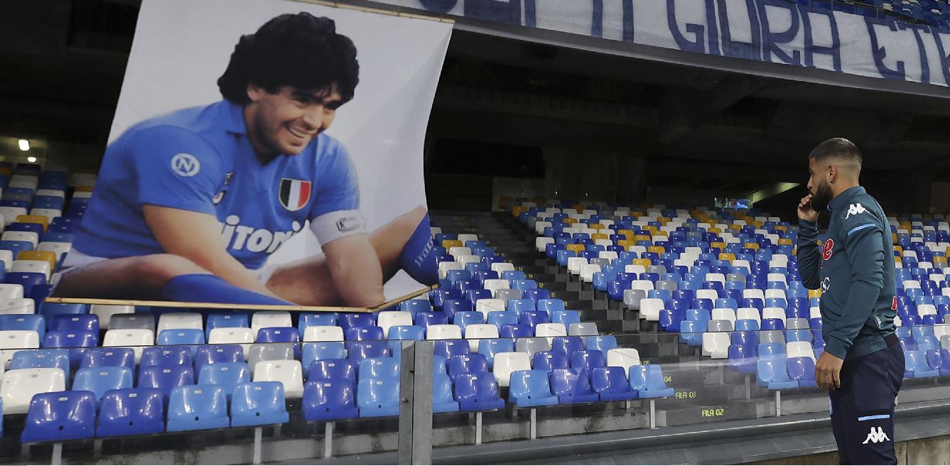 Lorenzo Insigne, capitán del Napoli, hace una ofrenda floral a la imagen de Maradona en una de las tribunas del estadio San Paolo. (AP)