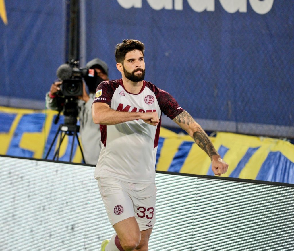 Orsini anotó los dos goles de Lanús ante Boca en La Bombonera. 
