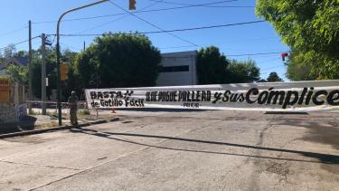 Carteles afuera del club Unión de Zapala, donde se realiza el juicio contra el cabo primero Pallero. (Gentileza)