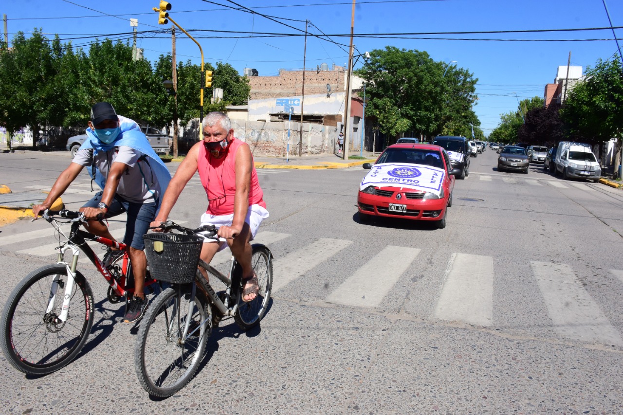 Los pensionados y retirados de la policía salieron a la calle a reclamar por el pago del subsidio. (foto: César Izza)