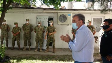 El intendente junto a los uniformados durante la despedida. Foto: gentileza.