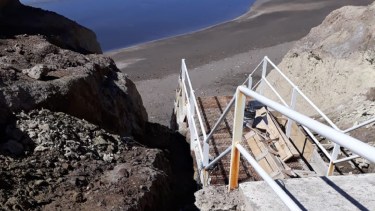 Se realizan las tareas de mantenimiento y recalce de estructura de la escalera. Foto Gentileza.