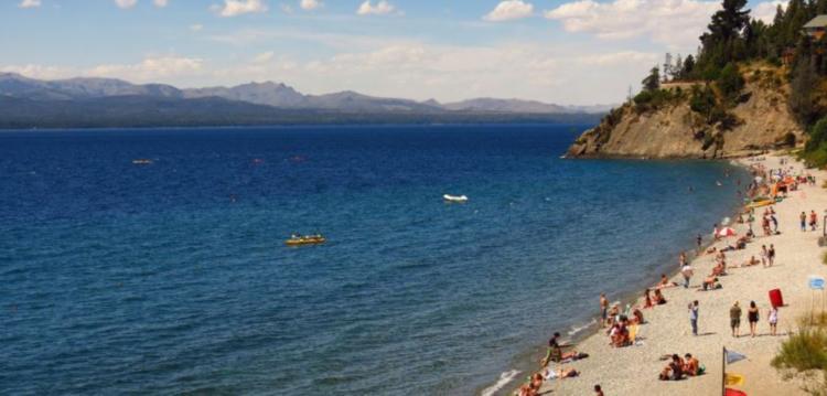 Las playas de Bariloche, como un anticipo de lo que será el verano. Foto: archivo