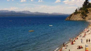 Las playas de Bariloche, como un anticipo de lo que será el verano. Foto: archivo