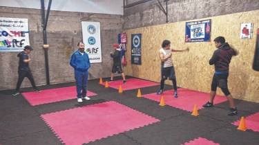 Desde el centro del gimnasio –como si fuera el ring–, Luis Cornelio dirige los entrenamientos de los chicos y chicas de todas las edades que practican boxeo. Foto: gentileza