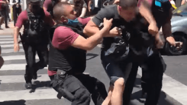 Uno de los jóvenes detenidos fue golpeado por varios policías.