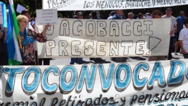 Una concentración de los retirados policiales frente a Casa de Gobierno. Foto: Archivo/Marcelo Ochoa