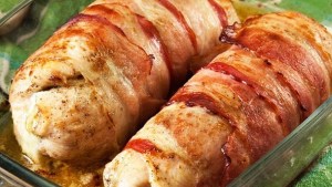 Pechuga de pollo rellena con salsa de naranja