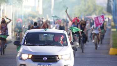 Los tradicionales pañuelos verdes le pusieron color a la protesta por las calles de Roca. (foto:  Juan Thomes)