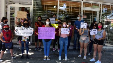 Un grupo de padres y alumnos se sumaron al reclamo frente a la Delegación de Educación. (foto: César Izza)