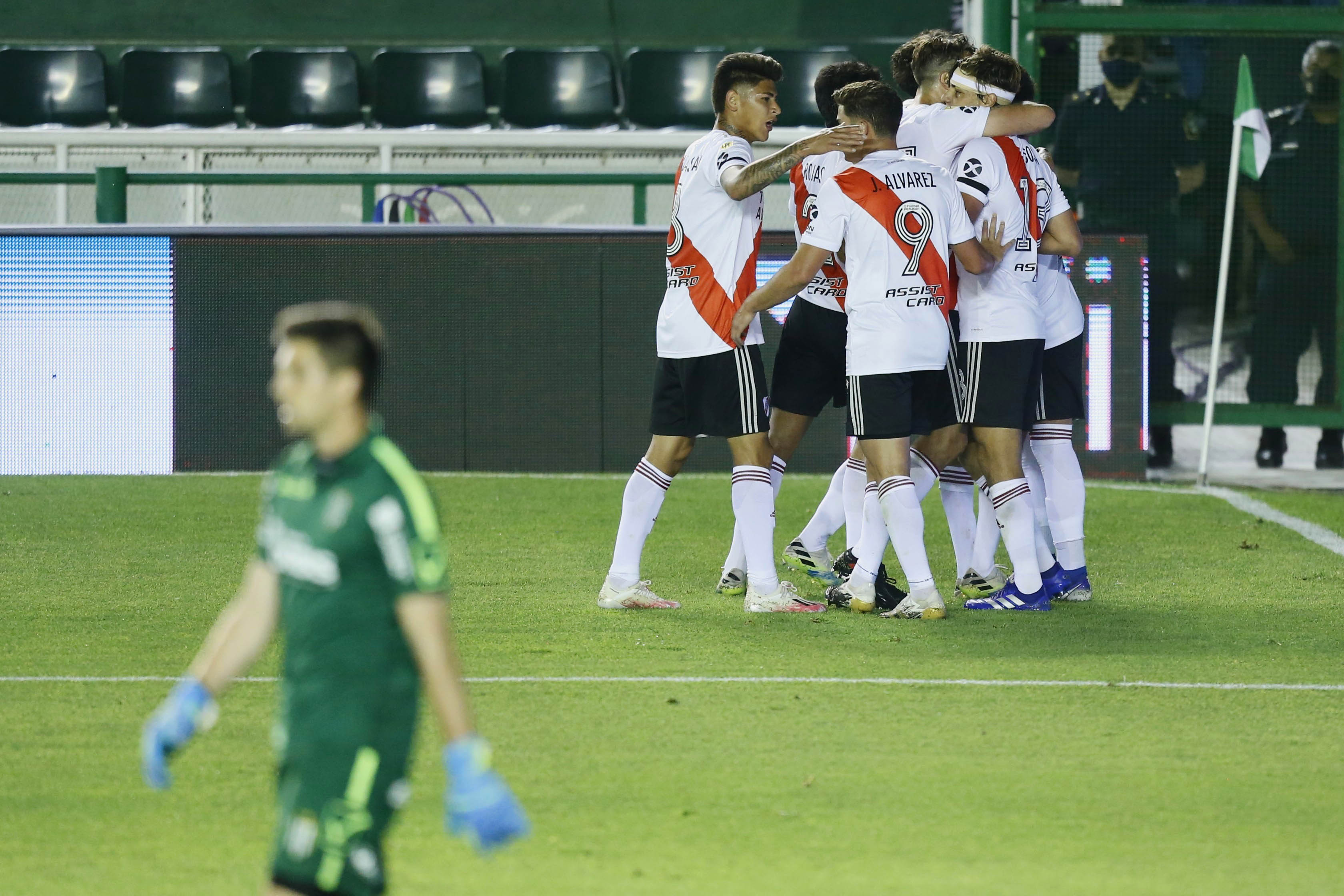 River festeja el primer tanto del partido anotado por Nacho Fernández. 