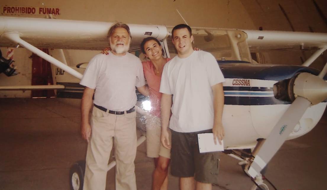 La familia Mieres en el aeroclub de Patagones, delante del Cessna 152.
