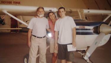 La familia Mieres en el aeroclub de Patagones, delante del Cessna 152.