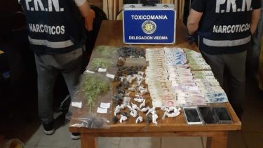 se dispuso la detención de las tres personas, una mujer con sus dos hijos, quienes fueron trasladados a la sede del Juzgado Federal a la espera de ser indagados. 