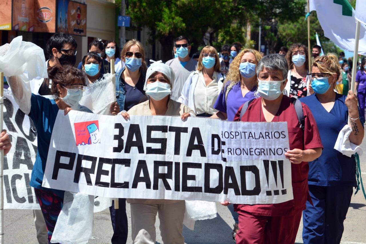 La movilización unió el hospital Zatti con la sede del Ministerio de Salud. Fotos: Marcelo Ochoa.