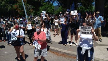En 24 horas hubo tres marchas contra la Fase 1 en San Martín de los Andes. (Foto: gentileza @elsanmartinense)