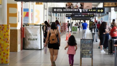 Desde el 23 podrán llegar y partir colectivos para el transporte de todo tipo de trabajadores. (Foto: Florencia Salto)