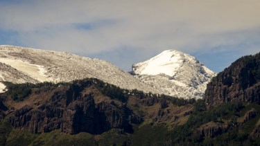 Maravilla. Los picos nevados de San Martín de los Andes tras las nevadas de primavera de esta semana. Foto: Patricio Rodríguez.
