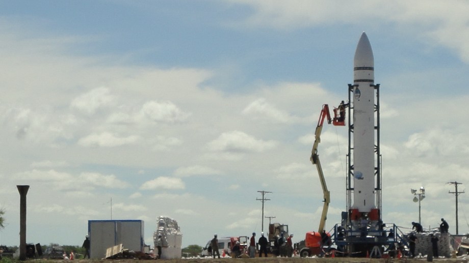 Para desarrollar el lanzador, ya se hicieron pruebas experimentales con diferentes vehículos. Una de ellas fue el Vex1B el 15 de Agosto del 2014. Crédito: CONAE. 