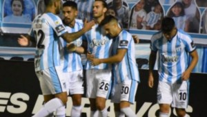 Atlético Tucumán le ganó a Racing, que no levanta cabeza