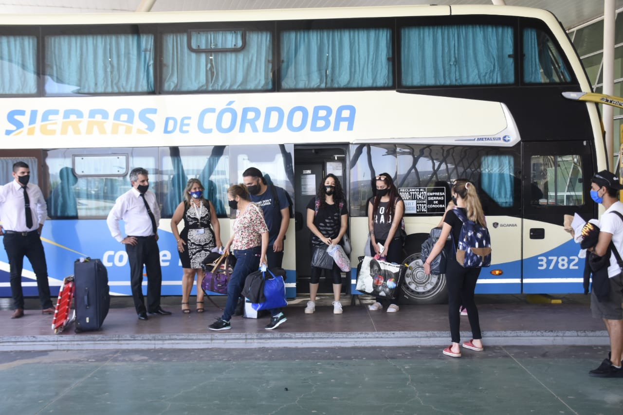 Los últimos  siete pasajeros que dieron un cierre a los operativos de repatriación. Partieron con  una  unidad de la empresa Flecha Bus. Foto: Florencia Salto