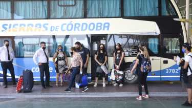 Los últimos  siete pasajeros que dieron un cierre a los operativos de repatriación. Partieron con  una  unidad de la empresa Flecha Bus. Foto: Florencia Salto