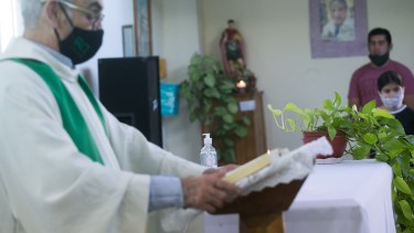 El padre Luis García realizó la celebración en San Cayetano. Foto: Pablo Leguizamón.