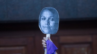 La imagen de Carolina Ayelén Rivero frente al Poder Judicial. Foto: Pablo Leguizamon