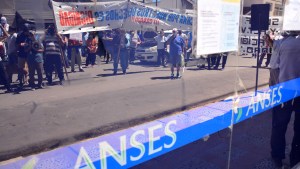 Retirados de la Policía llevaron su reclamo a las puertas de la Anses Viedma