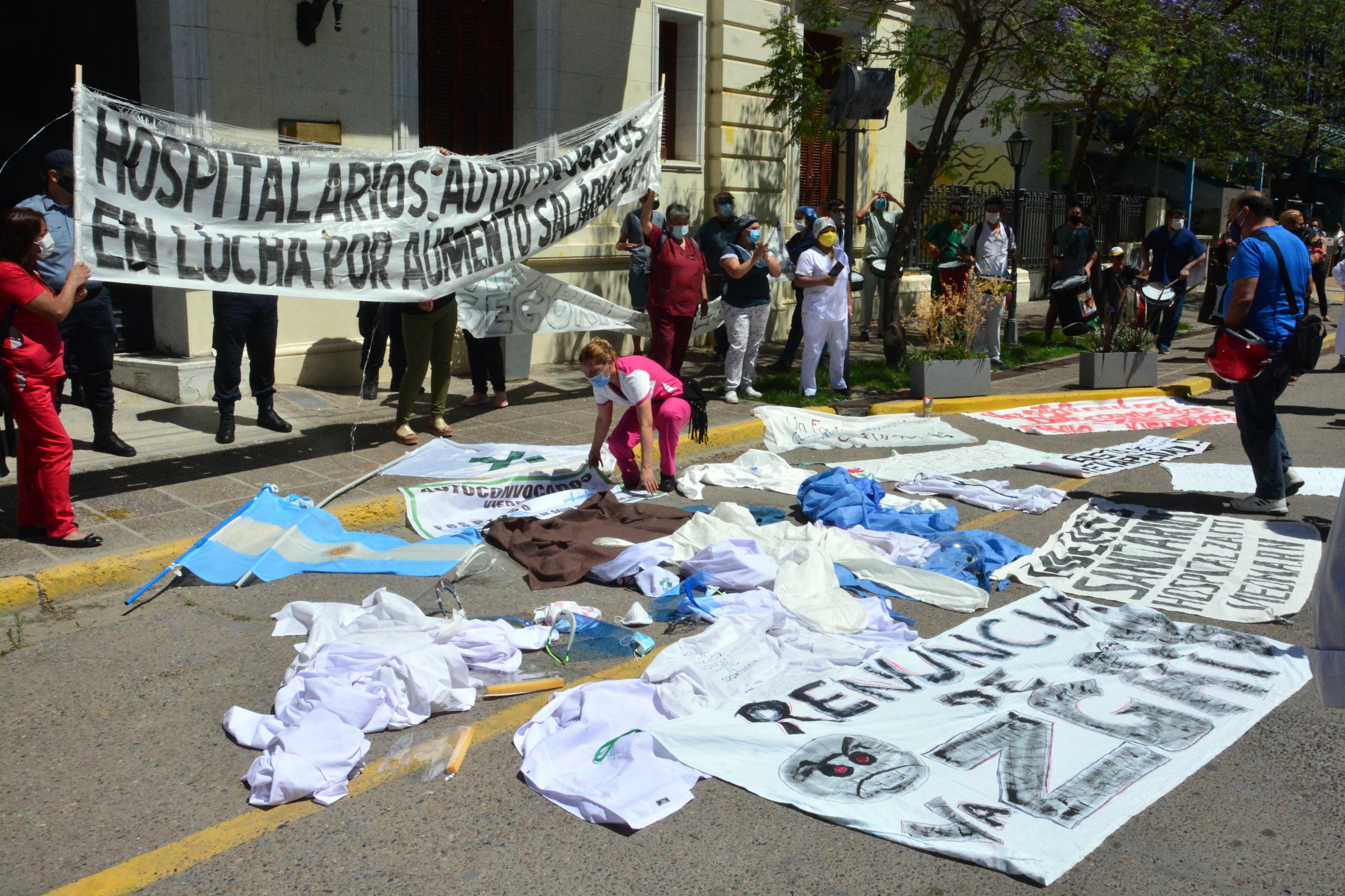 Los hospitalarios de Viedma se movilizaron el jueves y protestaron frente a Casa de Gobierno. fotos  : Marcelo Ochoa