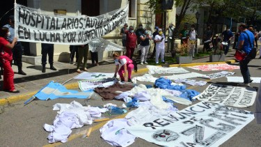 Los hospitalarios de Viedma se movilizaron el jueves y protestaron frente a Casa de Gobierno. fotos  : Marcelo Ochoa