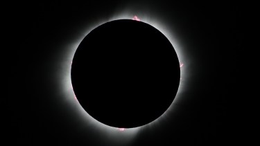 El eclipse captado en toda su dimensión desde un campo de la Línea Sur. Foto: Alejandro Carnevale.
