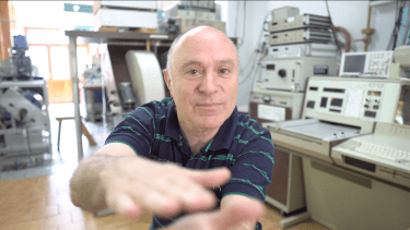 Roberto Zysler y su equipo desarrollan un potencial tratamiento para el desprendimiento de retina, como una aplicación de la nanotecnología. Por el estudio preliminar, fue distinguido en 2017 por la Comisión de Ciencia y Tecnología del Senado de la Nación con la “Mención de Honor al Valor Científico”.