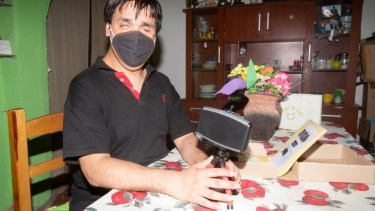 Gustavo Loncomán, muestra el dispositivo y se siente un privilegiado por haber experimentado tantas sensaciones. Fotos Juan Thomes.