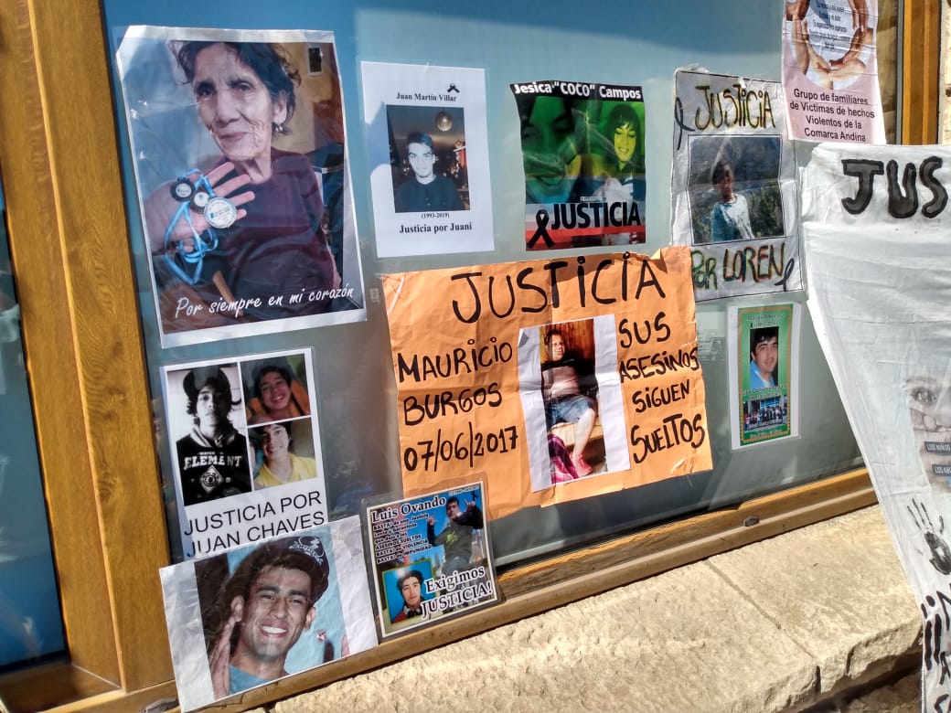Una de las protestas frente a la sede de los Juzgados Penales de la Justicia rionegrina en Bariloche. La asociación también estuvo presente con el acompañamiento a familiares del niño abusado. Foto: gentileza