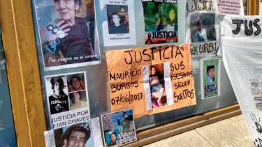 Una de las protestas frente a la sede de los Juzgados Penales de la Justicia rionegrina en Bariloche. La asociación también estuvo presente con el acompañamiento a familiares del niño abusado. Foto: gentileza